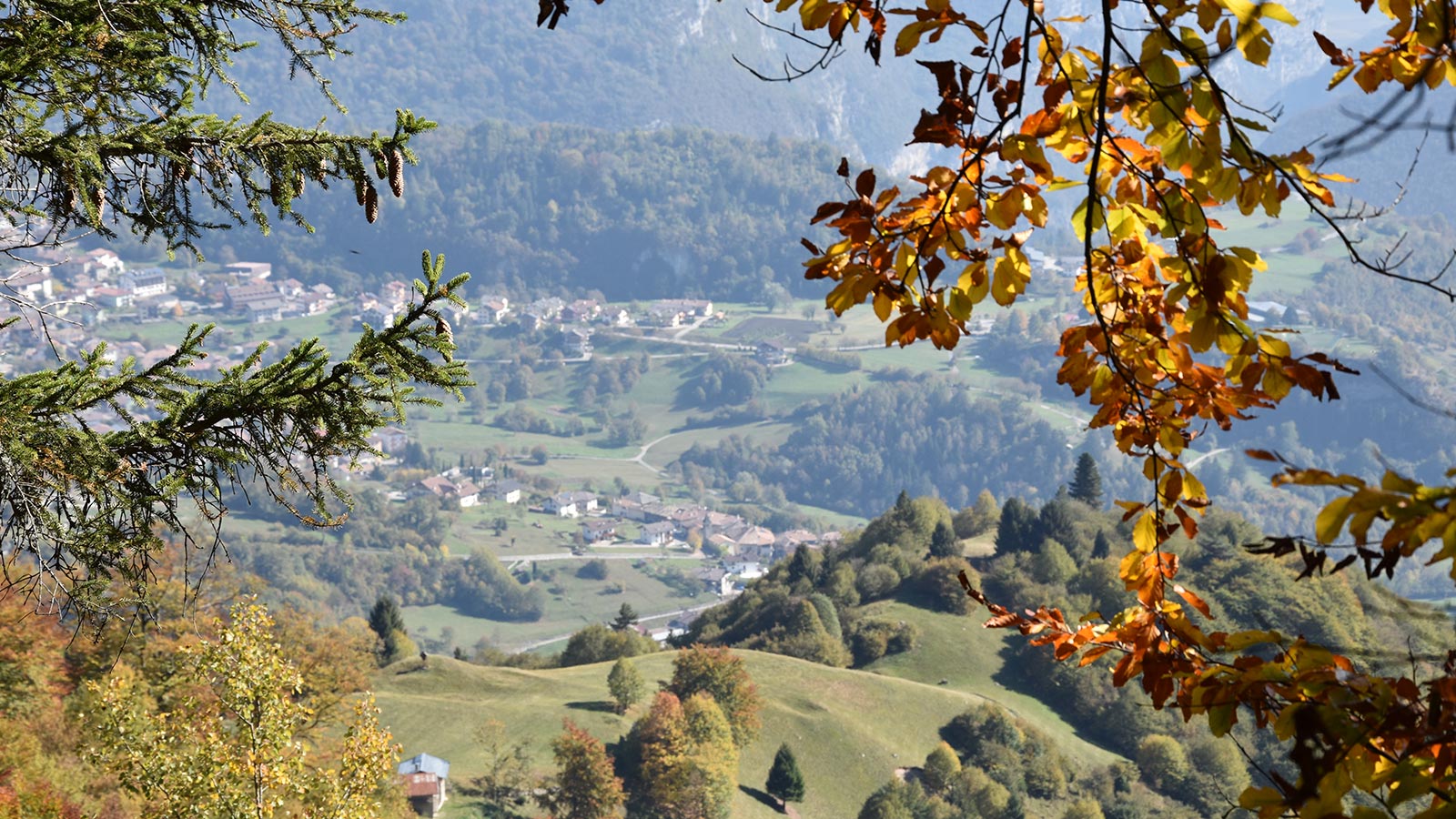 Vista autunnale su un paese altoatesino